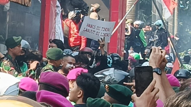 Massa Ojol kepung Mako Brimob Polda Metro Jaya di Kwitang, Jakarta Pusat, Jumat (29/8/2025). [FTNews.co.id/Selvianus Kopong Basar]